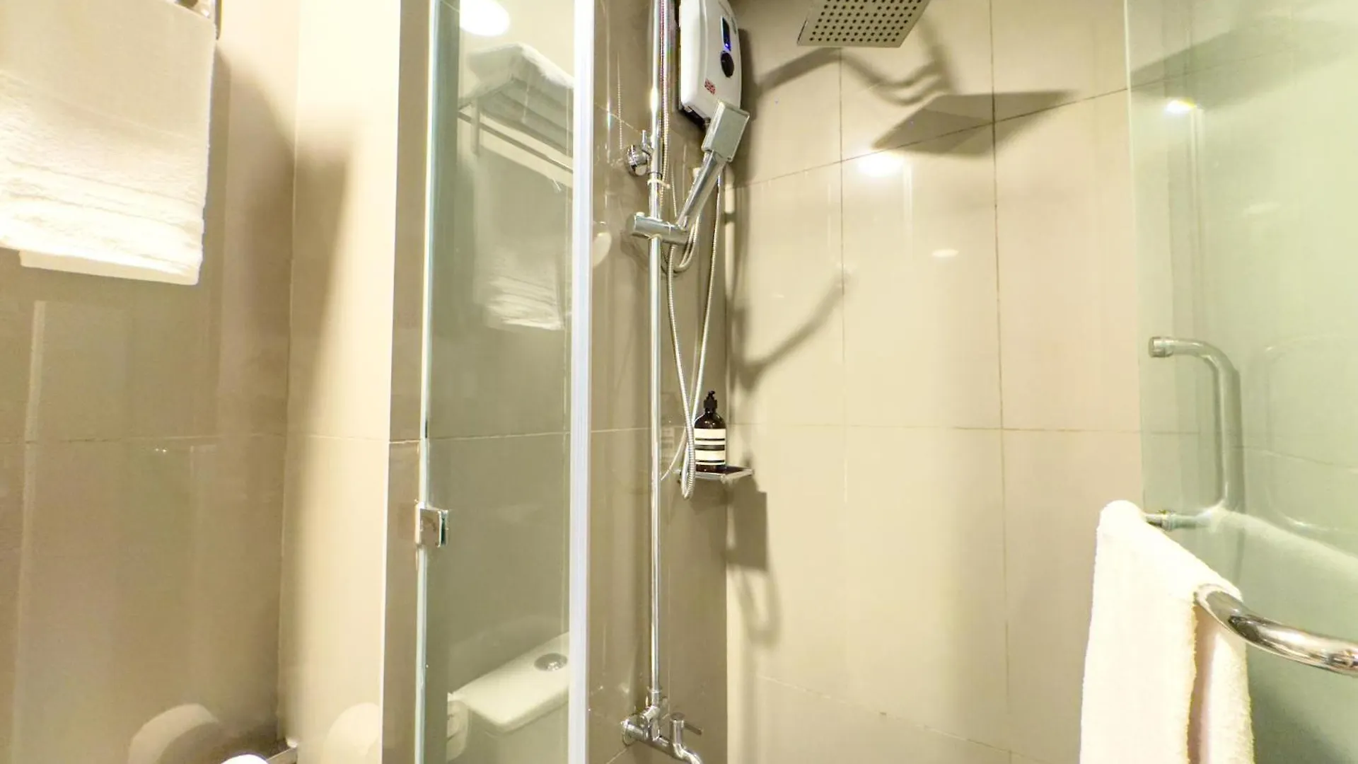 1Br Makati, Air Residences M002 Manila Apartment